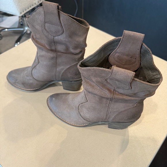 Ankle length distressed brown cowboy boot - Picture 1 of 3